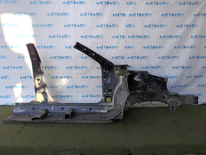 Sfertul stânga față al Toyota Camry v40 07-11 a fost tăiat cu ferăstrăul împreună cu stâlpul central, negru, ruginit