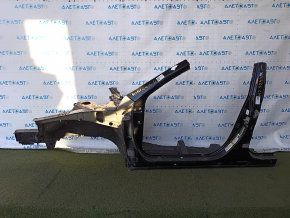Sfertul stânga față al Toyota Camry v40 07-11 a fost tăiat cu ferăstrăul împreună cu stâlpul central, negru, ruginit