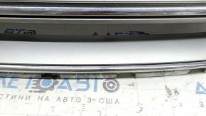 Решетка радиатора grill Ford Escape MK3 17-19 рест, серая, с хромом, с эмблемой, потерта эмблема, царапины на хроме, сколы