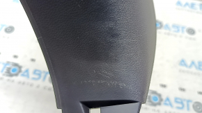 Ornamentul stâlpului stânga jos față pentru Subaru Forester 25-26 este negru, uzat, plasticul s-a albit