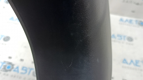 Ornamentul stâlpului stânga jos față pentru Subaru Forester 25-26 este negru, uzat, plasticul s-a albit