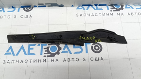 Уплотнитель решетки дворников правый Ford Escape MK4 20-26 надломано крепление