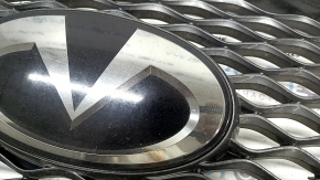 Решетка радиатора grill в сборе Infiniti QX50 19-24 с эмблемой под радар, под камеру, эмблема под полировку, царапины на хроме, надломано крепление