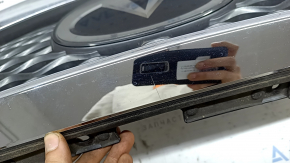 Решетка радиатора grill в сборе Infiniti QX50 19-24 с эмблемой под радар, под камеру, эмблема под полировку, царапины на хроме, надломано крепление