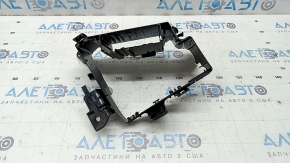 Корпус блока предохранителей подкапотного средняя часть Subaru Forester 25-26 сломано крепление