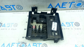 Carcasa cutiei de siguranțe de sub capotă pentru Ford Escape MK4 20-26 are un suport defect