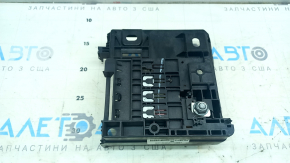 Carcasa cutiei de siguranțe de sub capotă pentru Ford Escape MK4 20-26 are un suport defect