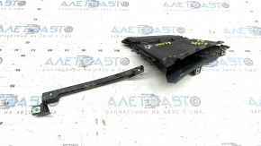 Conducta de aer de pe căptușeala aripii față dreapta a unui BMW 5 G30 17-23 este spartă, lipsesc fragmente