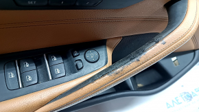 Ornament ușă, placă portieră stânga față, BMW 5 G30 17-23, piele maro, cotieră și inserție, piele maro, ornament din lemn lucios, cu iluminare din spate, cu mâner și butoane, zgârieturi, defect al mânerului