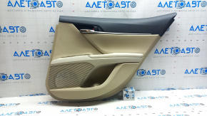 Обшивка двери карточка задняя правая Toyota Camry v70 18-23 бежевая с серой вставкой пластик, подлокотник серый резина, молдинг хром, потертости,