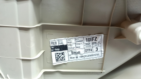 Ornament ușă, placă stânga față, Toyota Camry v70 18-23, bej cu inserție din plastic gri, cotiera din cauciuc, ornament cromat, zgârieturi, urme de zgârieturi