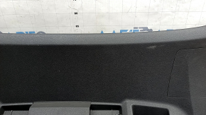 Обшивка двери багажника нижняя VW Tiguan 18-24 под электро дверь, черная, с плафоном, царапины, потерта