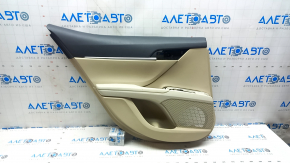 Обшивка двери карточка задняя левая Toyota Camry v70 18-23 бежевая с серой вставкой пластик, подлокотник серый резина, молдинг хром, потертости, царапины