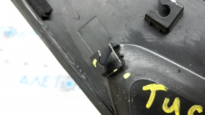 Ornament aripă spate stânga Hyundai Tucson 22-26 cromat mat, elemente de fixare rupte, colț îndoit