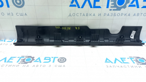 Накладка порога передняя правая внутренняя Kia Niro 17-22 HEV, PHEV черная, царапины, трещина