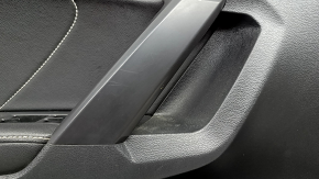 Обшивка двери карточка передняя левая VW Tiguan 22-24 черная, подлокотник кожа черная белая строчка, вставка кожа черная с белой строчкой, серый молдинг, с пищалкой, с ручкой и кнопкой, царапины