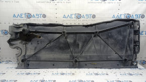 Protecția stângă a caroseriei la VW Tiguan 18-24 este uzată, iar fixarea este îndoită