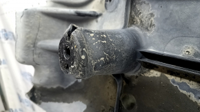 Protecția stângă a caroseriei la VW Tiguan 18-24 este uzată, iar fixarea este îndoită