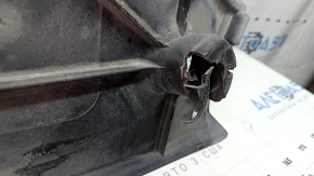 Protecția inferioară dreaptă a caroseriei la VW Tiguan 18-24 este uzată, prezintă rupturi, crăpături și îndoituri