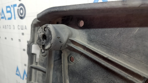 Protecția inferioară dreaptă a caroseriei la VW Tiguan 18-24 este uzată, prezintă rupturi, crăpături și îndoituri