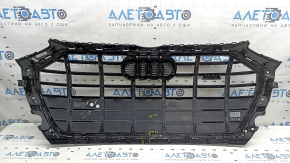Решетка радиатора grill в сборе Audi Q5 80A 21-25 черный глянец, эмблема и молдинг хром, Quattro, нештатные отверстия, царапина