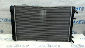Radiatorul de răcire cu apă de la Kia Niro 17-22 HEV, PHEV este zdrobit