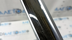 Накладка передней панели правая BMW X5 G05 19-23 под дерево Fineline Stripe, с подсветкой, царапины, вздулся хром