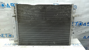 Condensatorul radiatorului de aer condiționat Kia Niro 17-22 HEV, PHEV este zdrobit