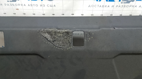 Raftul din spate al modelului Audi A3 22-26 este negru și topit