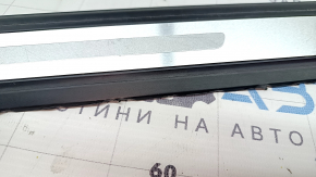Накладка порога внешняя передняя левая Audi Q5 80A 18-25 черная с хромом, царапины, сломаны ребра, задиры