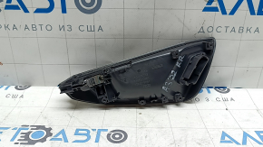 Mânerul interior al ușii spate dreapta a modelului Audi A3 22-26 este negru, zgâriat, cromul se exfoliază, iar suportul este spart