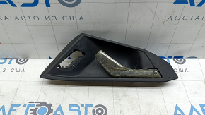 Mânerul interior al ușii din dreapta față a modelului Audi A3 22-26 este cromat, zgâriat