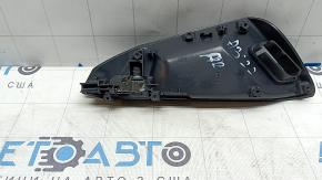 Mânerul interior al ușii din dreapta față a modelului Audi A3 22-26 este cromat, zgâriat