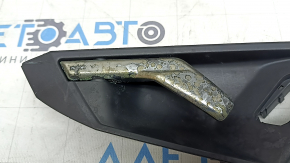 Mânerul interior al ușii din dreapta față a modelului Audi A3 22-26 este cromat, zgâriat