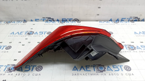 Stopul exterior din dreapta al unui Honda Accord 18-22 este uzat, există crăpături sub geam