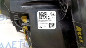 Stopul exterior din dreapta al unui Honda Accord 18-22 este uzat, există crăpături sub geam