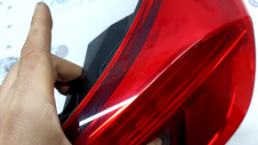 Stopul exterior din dreapta al unui Honda Accord 18-22 este uzat, există crăpături sub geam