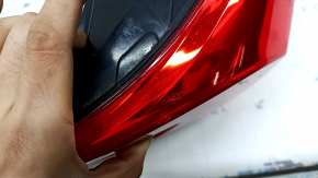 Stopul exterior din dreapta al unui Honda Accord 18-22 este uzat, există crăpături sub geam