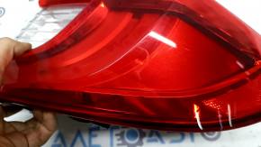 Stopul exterior din dreapta al unui Honda Accord 18-22 este uzat, există crăpături sub geam