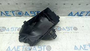 Carcasa cutiei de siguranțe de sub capotă a unui Audi A3 22-26