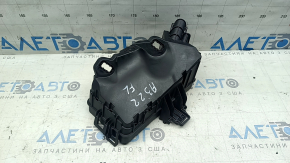 Carcasa cutiei de siguranțe de sub capotă a unui Audi A3 22-26