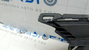 Grila inferioară a barei de protecție față a modelului Audi A3 22-24 este neagră, elementele de fixare sunt rupte