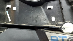Grila inferioară a barei de protecție față a modelului Audi A3 22-24 este neagră, elementele de fixare sunt rupte