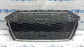 Решетка радиатора grill Audi A3 22-26 темный хром, царапины на хроме, трещина на креплении номера