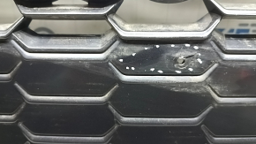 Решетка радиатора grill Audi A3 22-26 темный хром, царапины на хроме, трещина на креплении номера