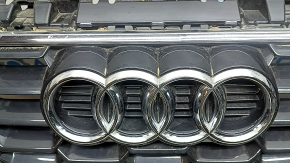 Решетка радиатора grill Audi A3 22-26 темный хром, царапины на хроме, трещина на креплении номера