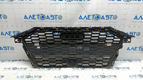 Решетка радиатора grill Audi A3 22-26 темный хром, царапины на хроме, трещина на креплении номера