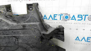 Protecția inferioară stânga spate a caroseriei la BMW X5 G05 19-23 este îndoită și ruptă