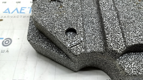 Spuma de plastic de sub roata de rezervă a unui Volvo XC60 18-26 este zdrobită și ruptă