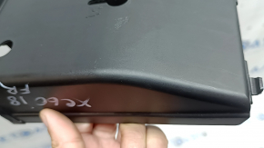 Capacul cutiei de siguranțe de sub bord pentru Volvo XC60 18-26 este uzat, fixarea este ruptă, există zgârieturi